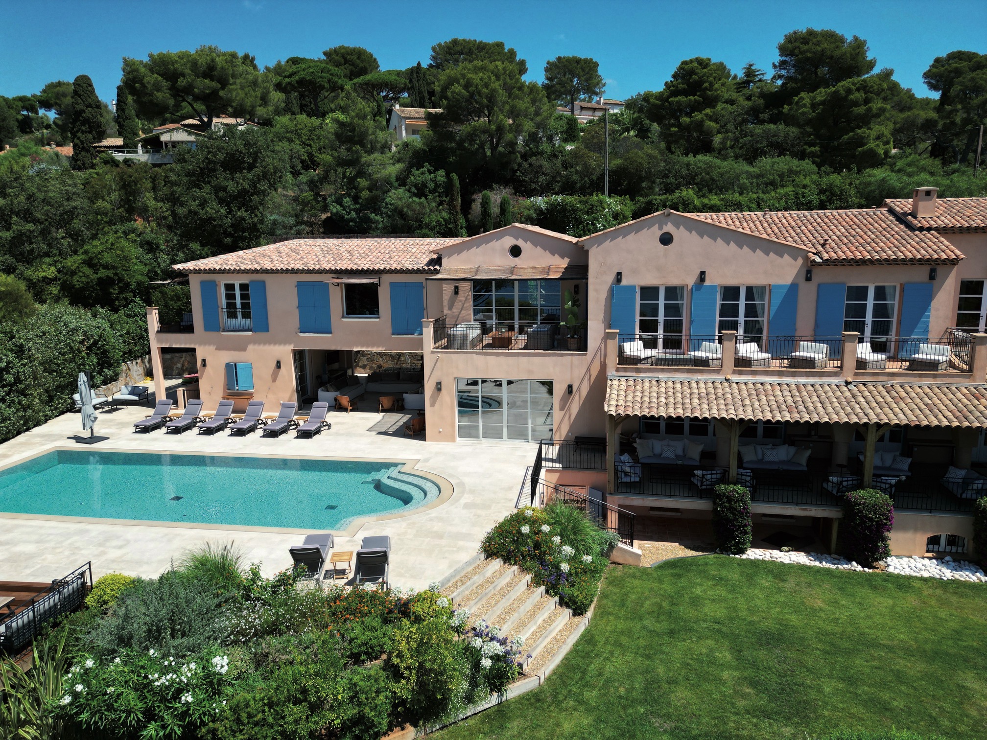 Vue extérieure villa de luxe Saint-Tropez au coucher du soleil