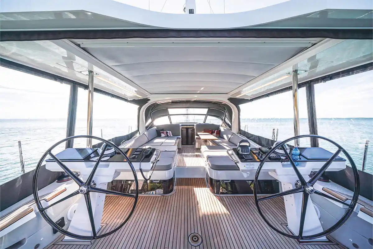 Détail finitions yacht bois précieux et sellerie