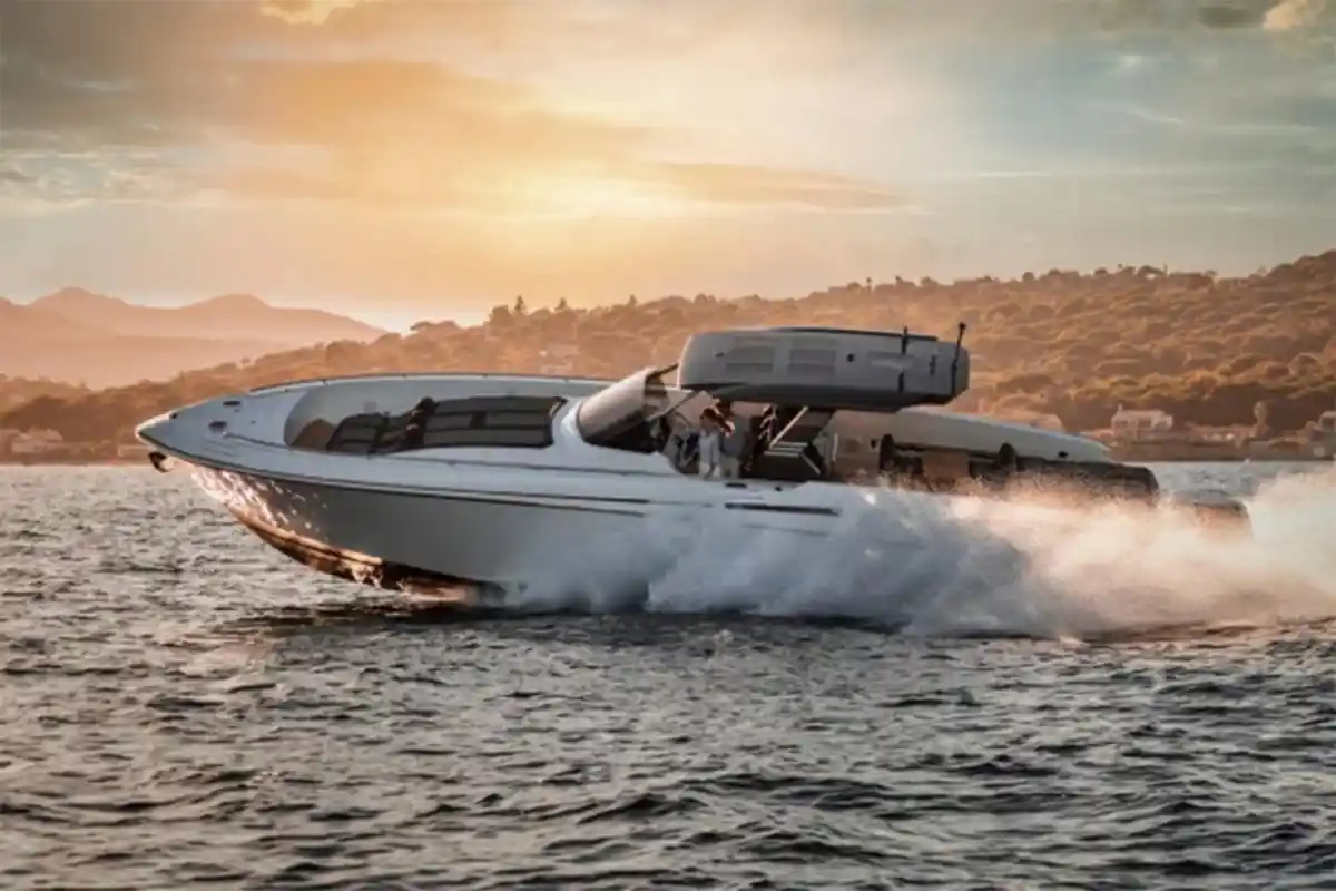 Ambiance vie à bord et flybridge yacht de prestige