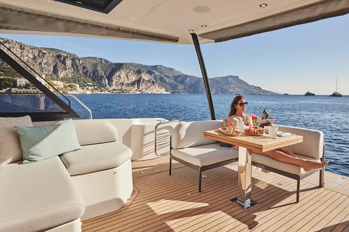 Photographie de yacht de luxe au large de Saint-Tropez